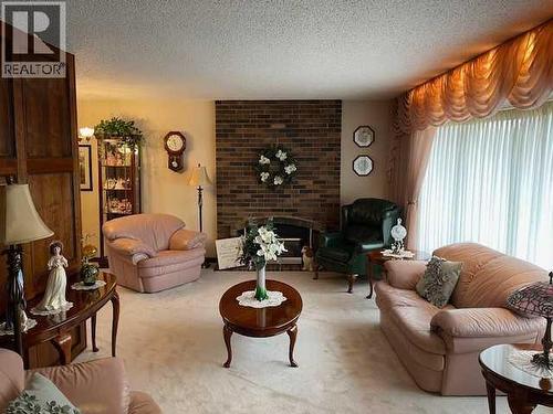 Living room - 6311 Pineridge Road Ne, Calgary, AB - Indoor Photo Showing Living Room