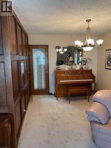 Dining room - 6311 Pineridge Road Ne, Calgary, AB - Indoor