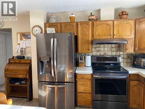 Kitchen - 6311 Pineridge Road Ne, Calgary, AB - Indoor Photo Showing Kitchen