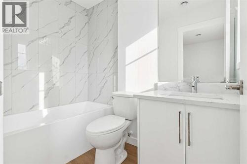 204, 95 Saddlecrest Circle Ne, Calgary, AB - Indoor Photo Showing Bathroom