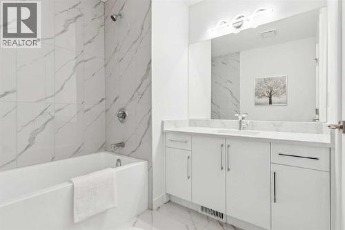 204, 95 Saddlecrest Circle Ne, Calgary, AB - Indoor Photo Showing Bathroom