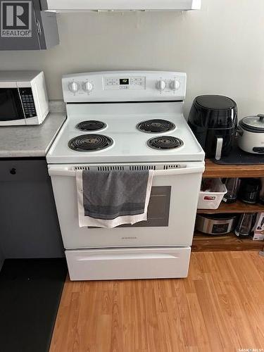 A And B 402 Ash Street E, Saskatoon, SK - Indoor Photo Showing Kitchen