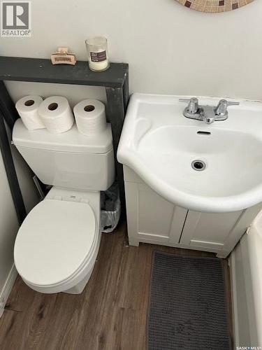 A And B 402 Ash Street E, Saskatoon, SK - Indoor Photo Showing Bathroom