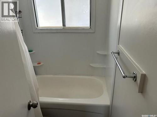 A And B 402 Ash Street E, Saskatoon, SK - Indoor Photo Showing Bathroom