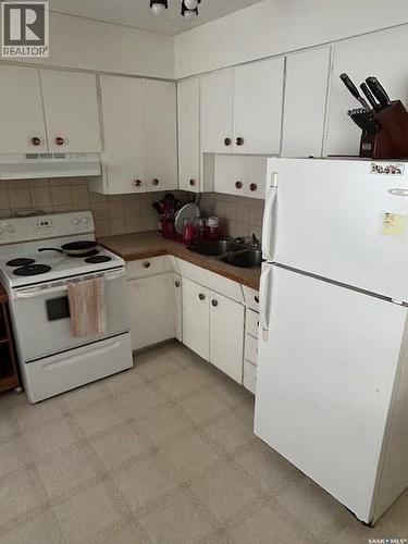 A And B 402 Ash Street E, Saskatoon, SK - Indoor Photo Showing Kitchen