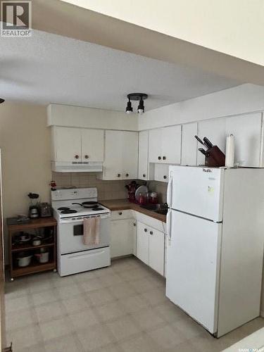 A And B 402 Ash Street E, Saskatoon, SK - Indoor Photo Showing Kitchen
