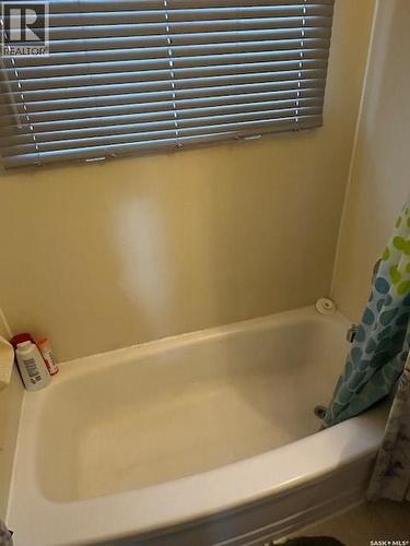 A And B 402 Ash Street E, Saskatoon, SK - Indoor Photo Showing Bathroom