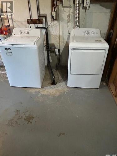 A And B 402 Ash Street E, Saskatoon, SK - Indoor Photo Showing Laundry Room