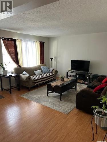 A And B 402 Ash Street E, Saskatoon, SK - Indoor Photo Showing Living Room