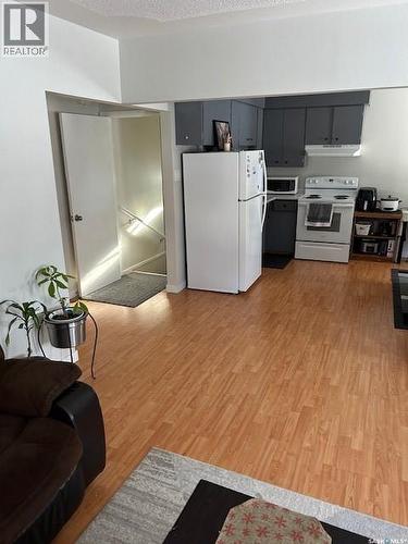 A And B 402 Ash Street E, Saskatoon, SK - Indoor Photo Showing Kitchen