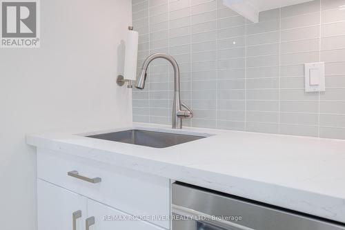 109 - 238 Doris Avenue, Toronto, ON - Indoor Photo Showing Kitchen