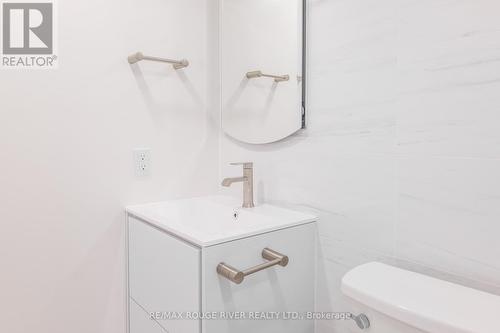 109 - 238 Doris Avenue, Toronto, ON - Indoor Photo Showing Bathroom