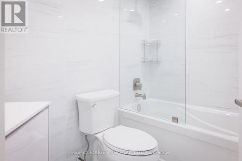 109 - 238 Doris Avenue, Toronto, ON - Indoor Photo Showing Bathroom