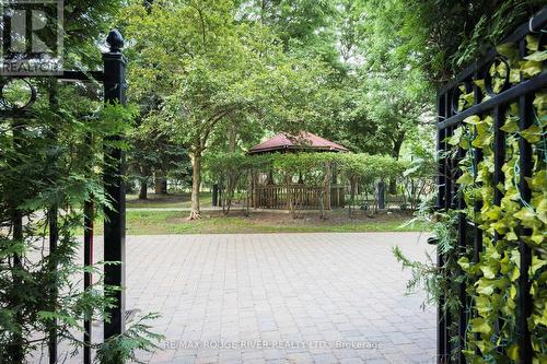 109 - 238 Doris Avenue, Toronto, ON - Outdoor