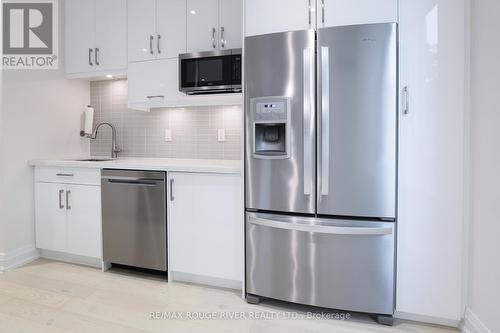 109 - 238 Doris Avenue, Toronto, ON - Indoor Photo Showing Kitchen With Stainless Steel Kitchen With Upgraded Kitchen