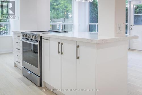109 - 238 Doris Avenue, Toronto, ON - Indoor Photo Showing Kitchen
