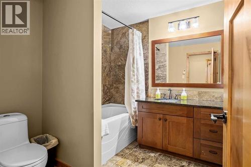 112, 379 Spring Creek Drive, Canmore, AB - Indoor Photo Showing Bathroom