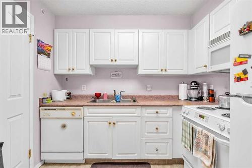 3340, 6818 Pinecliff Grove Ne, Calgary, AB - Indoor Photo Showing Kitchen With Double Sink