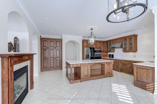 819 Canyon Street, Mississauga, ON - Indoor Photo Showing Kitchen With Fireplace
