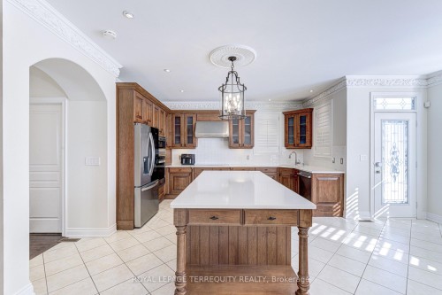 819 Canyon Street, Mississauga, ON - Indoor Photo Showing Kitchen