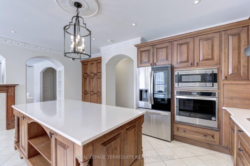 819 Canyon Street, Mississauga, ON - Indoor Photo Showing Kitchen With Upgraded Kitchen