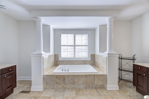 819 Canyon Street, Mississauga, ON - Indoor Photo Showing Bathroom