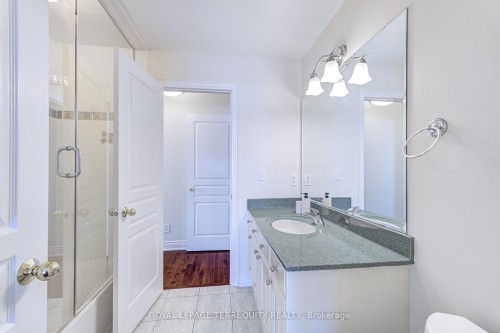 819 Canyon Street, Mississauga, ON - Indoor Photo Showing Bathroom