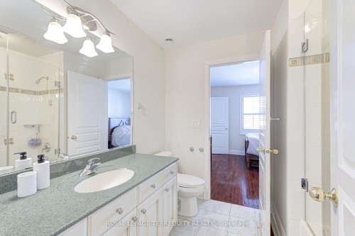 819 Canyon Street, Mississauga, ON - Indoor Photo Showing Bathroom
