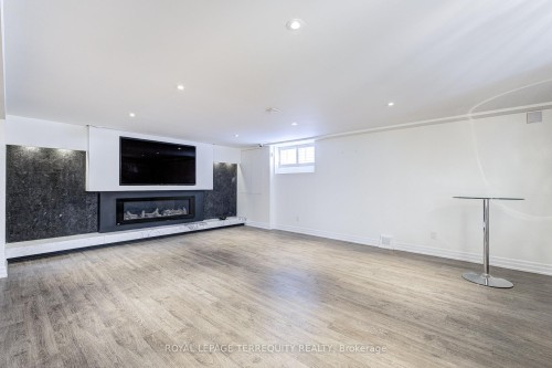 819 Canyon Street, Mississauga, ON - Indoor Photo Showing Living Room With Fireplace