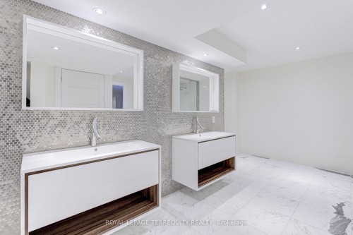 819 Canyon Street, Mississauga, ON - Indoor Photo Showing Bathroom
