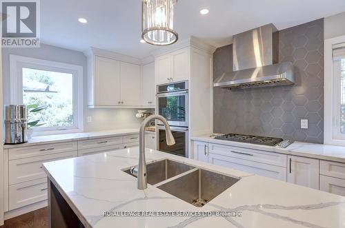 1019 Mesa Crescent, Mississauga, ON - Indoor Photo Showing Kitchen With Double Sink With Upgraded Kitchen