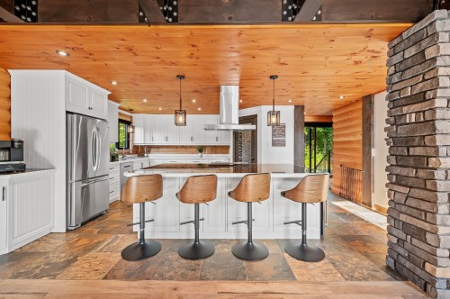 Coin-repas - 55 Rue Du Soleil, Saint-Hippolyte, QC - Indoor Photo Showing Kitchen With Upgraded Kitchen