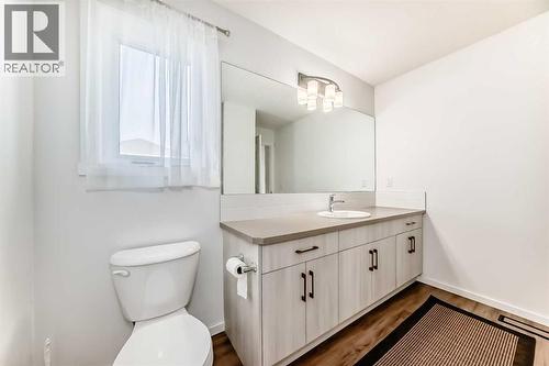 8 Cityscape Boulevard Ne, Calgary, AB - Indoor Photo Showing Bathroom