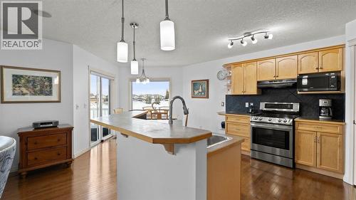 166 Bridlecrest Boulevard Sw, Calgary, AB - Indoor Photo Showing Kitchen