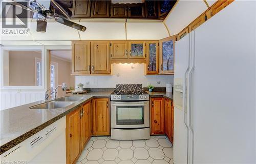 21 Sandcliffe Place, Waterloo, ON - Indoor Photo Showing Kitchen With Double Sink