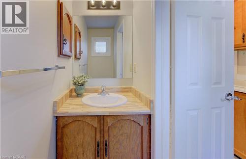 21 Sandcliffe Place, Waterloo, ON - Indoor Photo Showing Bathroom