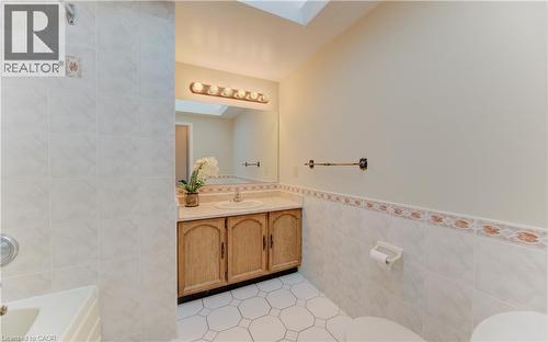 21 Sandcliffe Place, Waterloo, ON - Indoor Photo Showing Bathroom