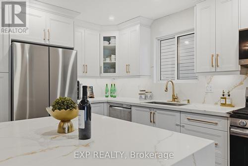 279 Highbrook Crescent, Kitchener, ON - Indoor Photo Showing Kitchen With Stainless Steel Kitchen With Upgraded Kitchen