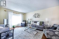 Large living room with bay window - 