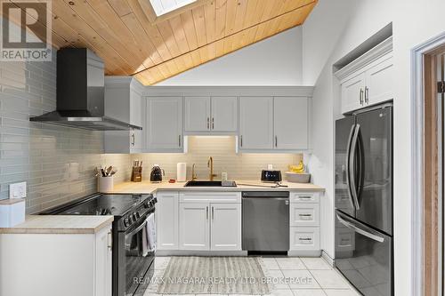 202 Anne Street, Niagara-On-The-Lake (Town), ON - Indoor Photo Showing Kitchen With Upgraded Kitchen