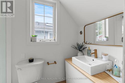 202 Anne Street, Niagara-On-The-Lake (Town), ON - Indoor Photo Showing Bathroom