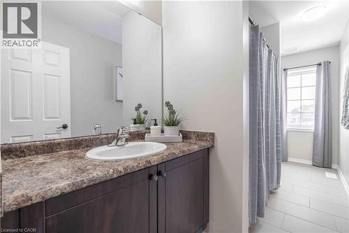 Full 4-pc bath with a tub-shower combination. - 115 Larry Crescent, Caledonia, ON - Indoor Photo Showing Bathroom