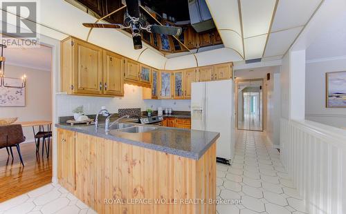 21 Sandcliffe Place, Waterloo, ON - Indoor Photo Showing Kitchen With Double Sink