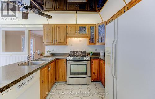 21 Sandcliffe Place, Waterloo, ON - Indoor Photo Showing Kitchen With Double Sink