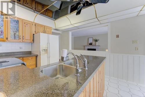 21 Sandcliffe Place, Waterloo, ON - Indoor Photo Showing Kitchen With Double Sink