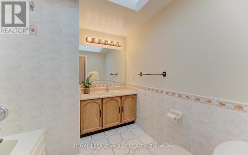 21 Sandcliffe Place, Waterloo, ON - Indoor Photo Showing Bathroom