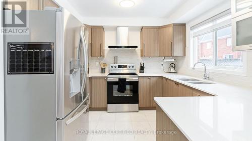 5962 Manzanillo Crescent, Mississauga, ON - Indoor Photo Showing Kitchen With Double Sink