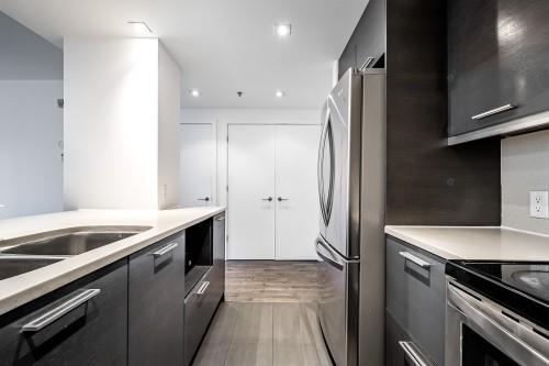 Cuisine - 312-905 Av. Plymouth, Mont-Royal, QC - Indoor Photo Showing Kitchen With Double Sink