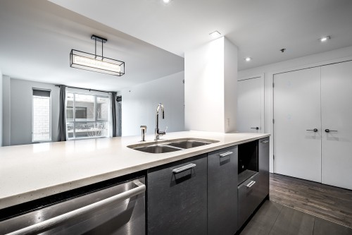 Cuisine - 312-905 Av. Plymouth, Mont-Royal, QC - Indoor Photo Showing Kitchen With Double Sink