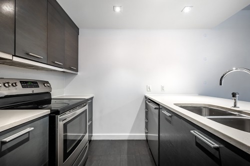 Cuisine - 312-905 Av. Plymouth, Mont-Royal, QC - Indoor Photo Showing Kitchen With Double Sink